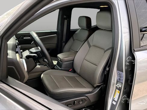 Used 2026 Chevrolet Colorado ZR2 w/ Technology Package AWD/4WD image 8