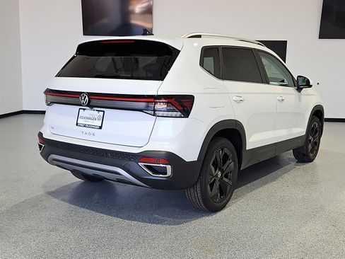 New 2026 Volkswagen Taos SE FWD image 4