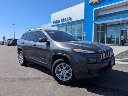 Used 2017 Jeep Cherokee Latitude w/ Comfort/Convenience Group AWD/4WD image 1