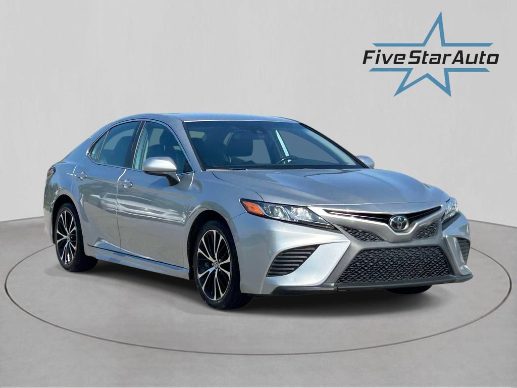 Used 2020 Toyota Camry SE FWD image 1