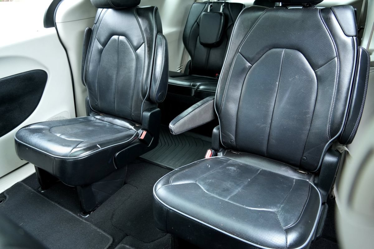 Used 2018 Chrysler Pacifica Limited FWD image 12
