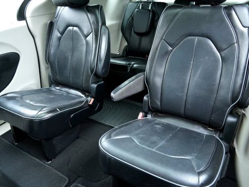 Used 2018 Chrysler Pacifica Limited FWD image 12