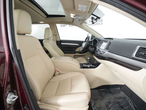 Used 2016 Toyota Highlander XLE image 19