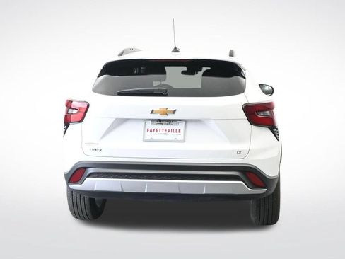 Used 2025 Chevrolet Trax LT w/ LT Convenience Package FWD image 6