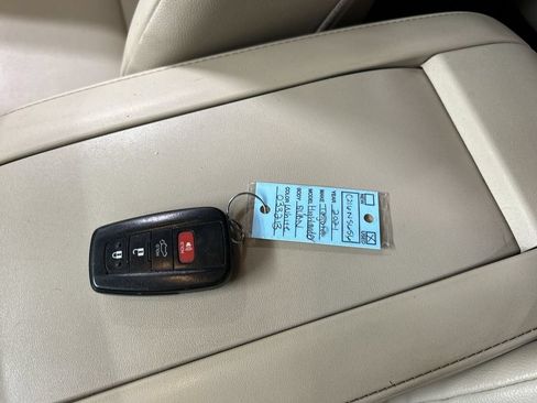 Used 2021 Toyota Highlander XLE AWD/4WD image 12
