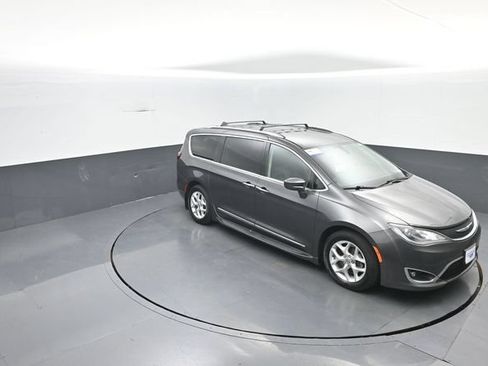 Used 2018 Chrysler Pacifica Touring-L Plus w/ Tire & Wheel Group FWD image 22