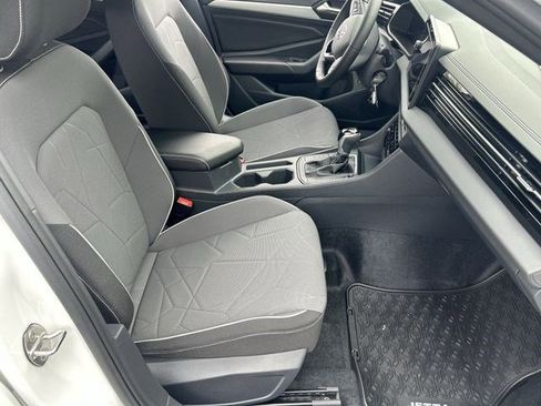 Used 2025 Volkswagen Jetta Sport image 7