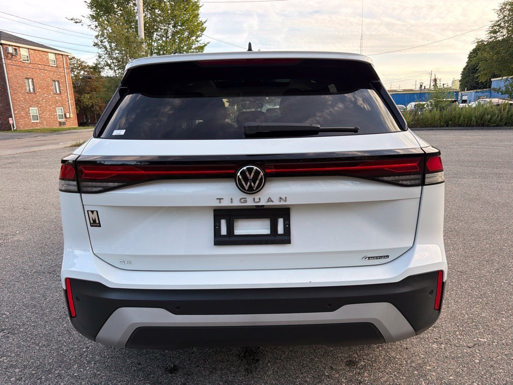 Used 2025 Volkswagen Tiguan SE w/ Panoramic Sunroof Package AWD/4WD image 6
