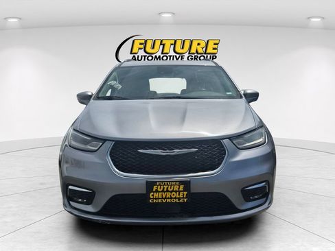 Used 2021 Chrysler Pacifica Touring-L FWD image 2