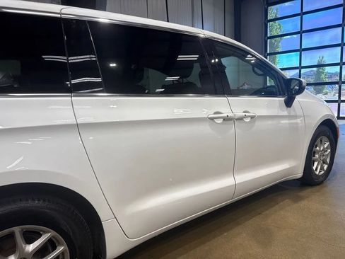 Used 2023 Chrysler Pacifica Touring-L FWD image 68