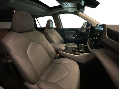 Used 2022 Toyota Highlander XLE AWD/4WD image 15