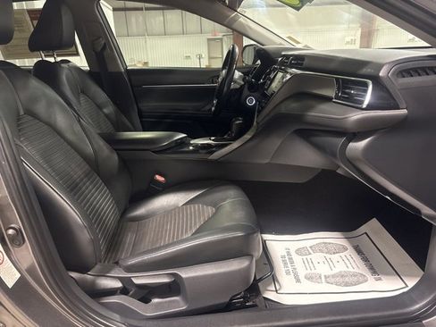 Used 2018 Toyota Camry L image 9