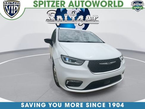 Used 2024 Chrysler Pacifica Touring-L FWD image 3