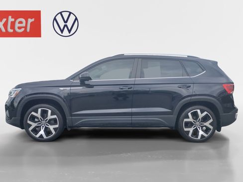 Certified 2022 Volkswagen Taos SEL w/ Panoramic Sunroof Package image 12