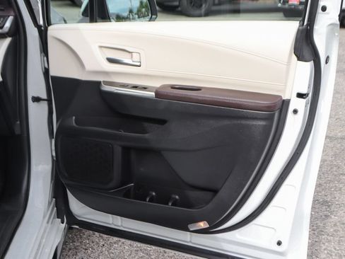 Used 2023 Toyota Sienna Platinum FWD image 45