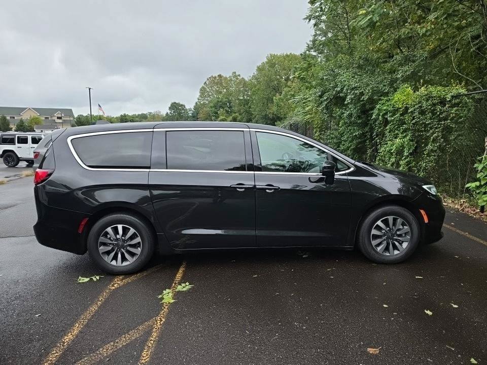 Used 2022 Chrysler Pacifica Touring-L w/ Uconnect Theater Family Group FWD image 5