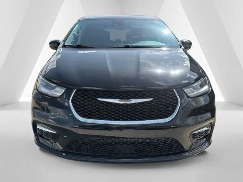 Used 2024 Chrysler Pacifica Touring-L FWD image 2