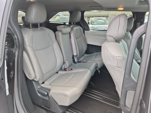 Used 2025 Toyota Sienna XLE FWD image 7