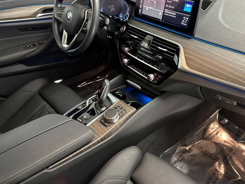 Certified 2023 BMW 530e w/ Premium Package image 33