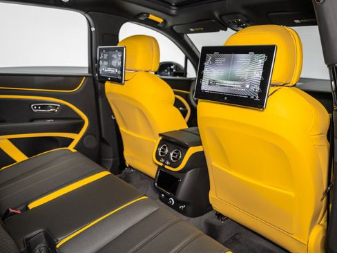 Used 2025 Bentley Bentayga image 28