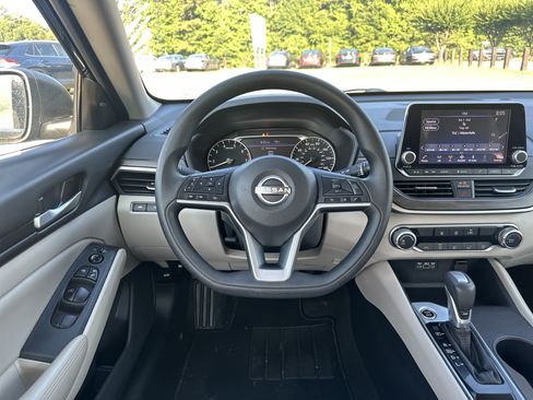 Used 2025 Nissan Altima 2.5 SV FWD image 23