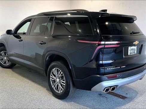 Used 2025 Chevrolet Traverse LT AWD/4WD image 4