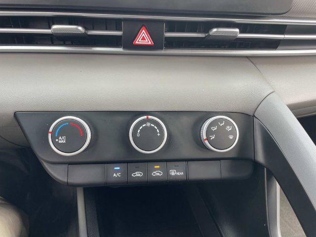 Certified 2024 Hyundai Elantra SE FWD image 23
