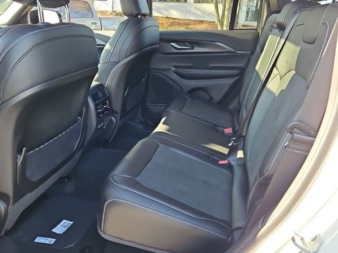 New 2025 Jeep Grand Cherokee Altitude image 9