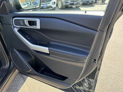 Used 2022 Ford Explorer XLT image 28