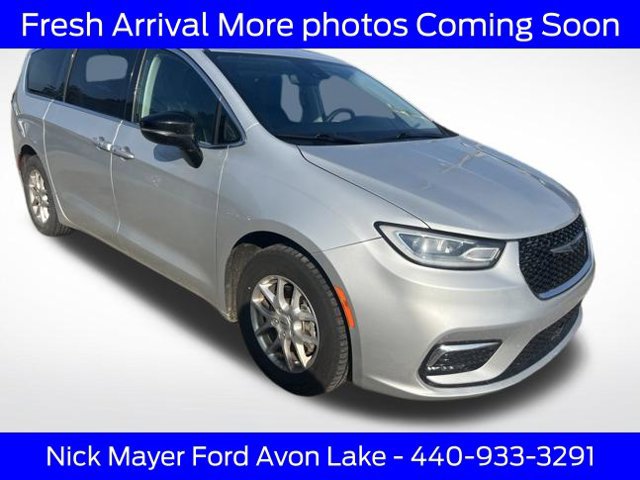 Used 2024 Chrysler Pacifica Touring-L FWD image 9