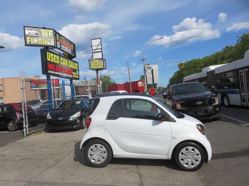 Used 2016 smart fortwo passion RWD image 8