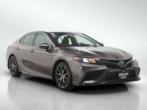 Used 2021 Toyota Camry SE w/ Cold Weather Package image 7