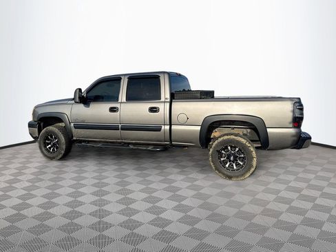 Used 2006 Chevrolet Silverado 2500 LT w/ Heavy-Duty Power Package image 6