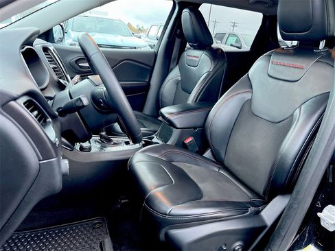 Used 2019 Jeep Cherokee Trailhawk w/ Cold Weather Group image 17