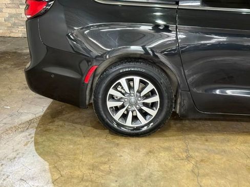 Used 2022 Chrysler Pacifica Touring-L w/ Uconnect Theater Family Group FWD image 6