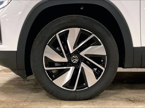 Used 2025 Volkswagen Atlas SE AWD/4WD image 9