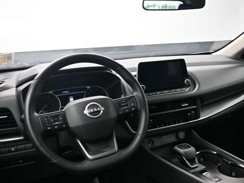 Used 2025 Nissan Rogue SV image 26