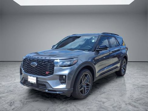 Used 2025 Ford Explorer ST RWD image 3