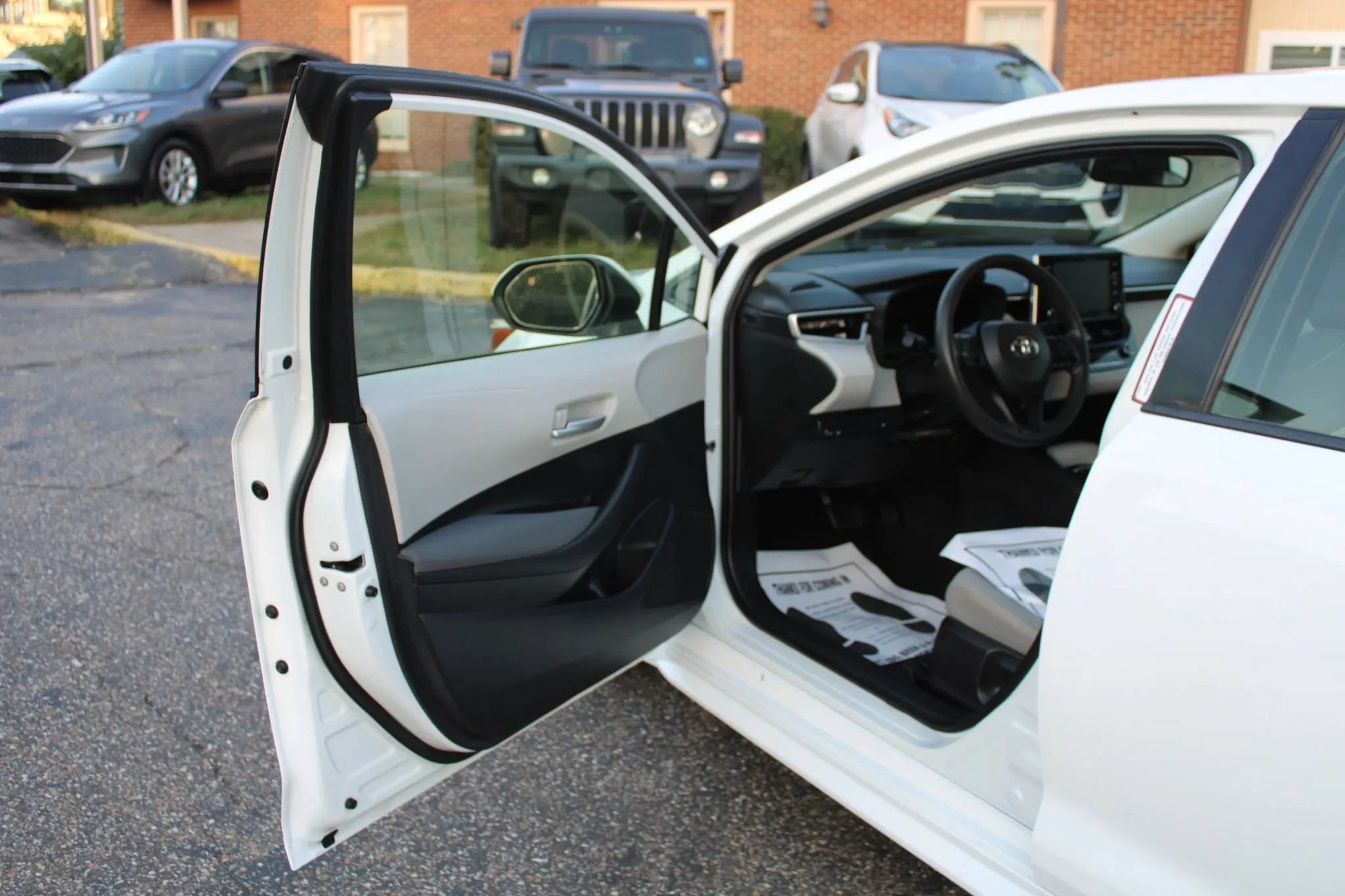 Used 2021 Toyota Corolla LE FWD image 9