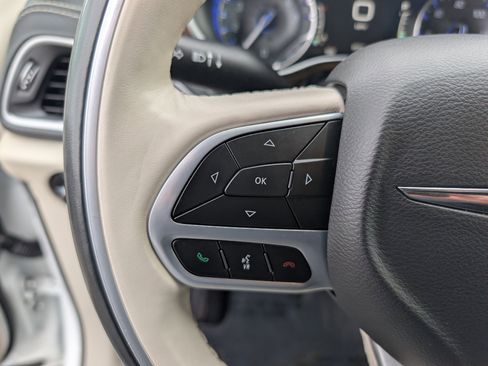 Used 2021 Chrysler Pacifica Limited w/ Uconnect Theater Family Group image 16