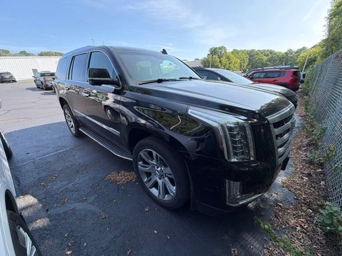 Used 2017 Cadillac Escalade Luxury AWD/4WD image 2