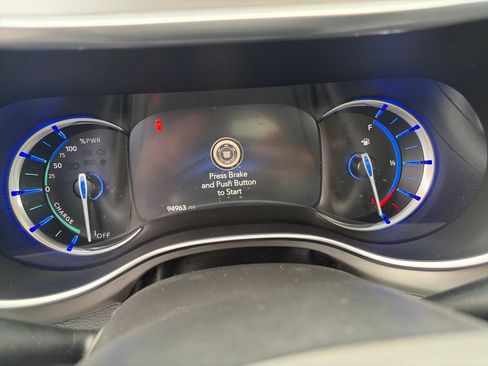 Used 2022 Chrysler Pacifica Limited w/ Uconnect Theater Family Group FWD image 20