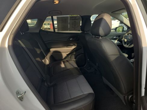 Certified 2025 Chevrolet Trax LT FWD image 28