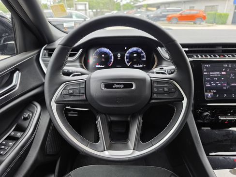 Used 2025 Jeep Grand Cherokee L Altitude AWD/4WD image 13