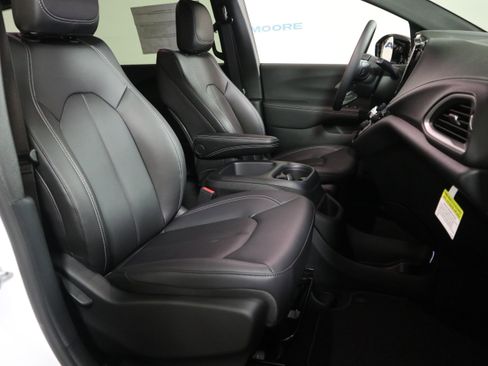 New 2026 Chrysler Pacifica Select image 21