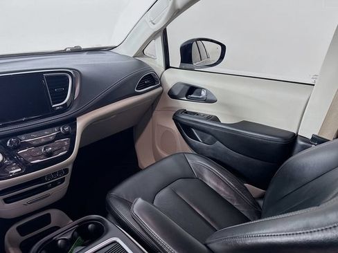 Used 2022 Chrysler Pacifica Touring-L AWD/4WD image 22