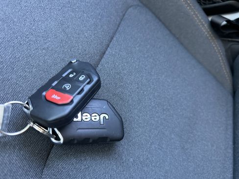 Used 2025 Jeep Wrangler Sahara image 20