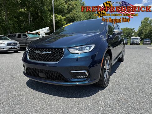 Used 2024 Chrysler Pacifica Pinnacle w/ Trailer Tow Group AWD/4WD image 3
