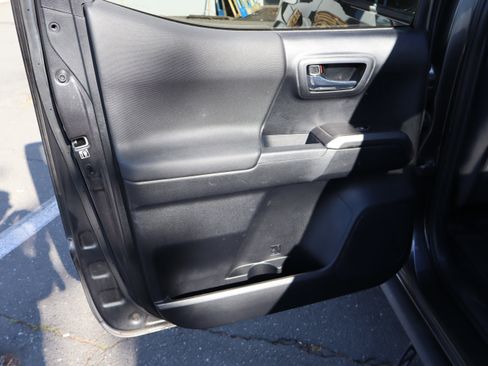 Used 2018 Toyota Tacoma TRD Sport image 33