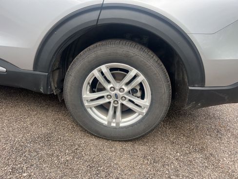 Used 2022 Ford Explorer XLT w/ Equipment Group 202A image 8